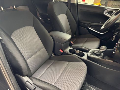 Used 2025 Kia Soul LX w/ LX Technology Package FWD image 34