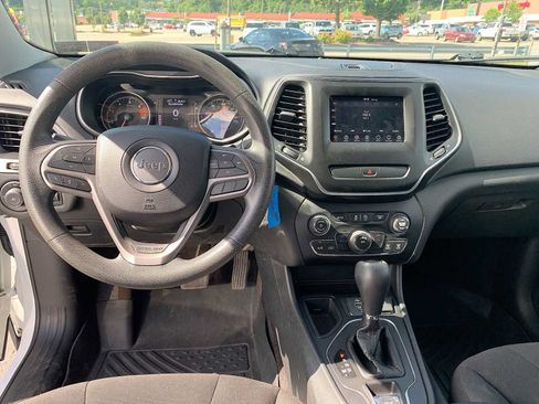 Used 2019 Jeep Cherokee Latitude w/ Popular Appearance Group FWD image 18