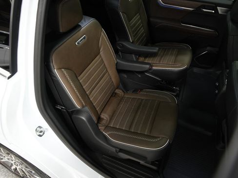 New 2026 GMC Acadia Denali Ultimate w/ LPO, Floor Liner Package image 15