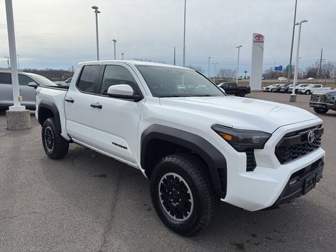 Used 2025 Toyota Tacoma TRD Off-Road image 8