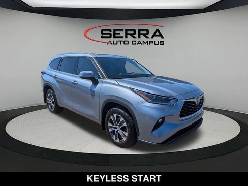 Used 2021 Toyota Highlander XLE AWD/4WD image 14