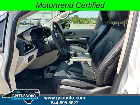 Used 2024 Chrysler Pacifica Touring-L FWD image 10