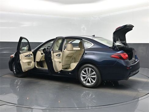 Used 2017 INFINITI Q70 3.7 image 65