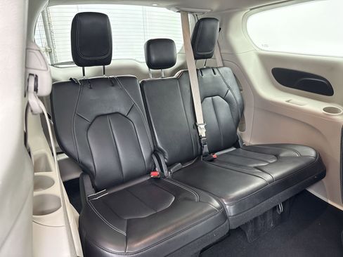 Used 2023 Chrysler Pacifica Touring-L image 39