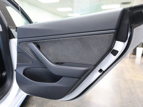 Used 2018 Tesla Model 3 Mid Range image 37