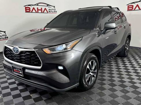 Used 2021 Toyota Highlander XLE FWD image 3
