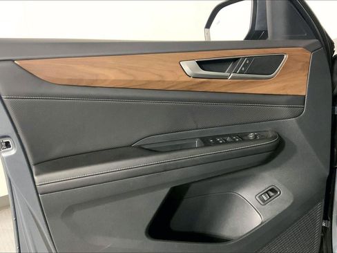 Used 2025 Volkswagen Atlas SE image 25