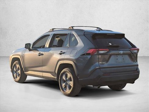 Used 2022 Toyota RAV4 XLE w/ Convenience Package FWD image 5