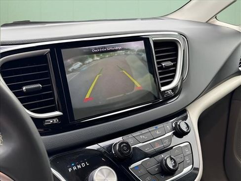 Used 2023 Chrysler Pacifica Touring-L FWD image 23