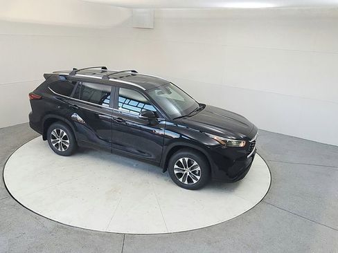 Certified 2024 Toyota Highlander XLE AWD/4WD image 16