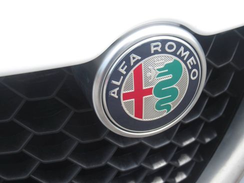 Used 2018 Alfa Romeo Stelvio Sport w/ Quick Order Package 22J Sport AWD/4WD image 4