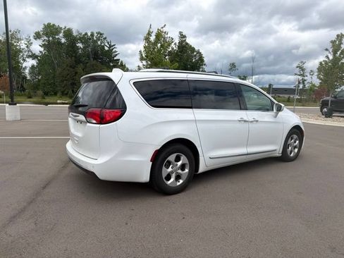Used 2017 Chrysler Pacifica Touring-L Plus FWD image 5