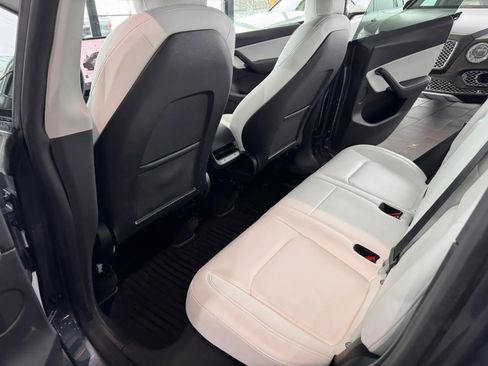 Used 2022 Tesla Model Y Long Range image 18