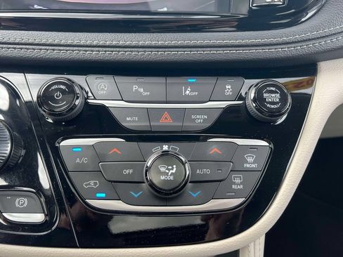 Used 2023 Chrysler Pacifica Limited FWD image 30