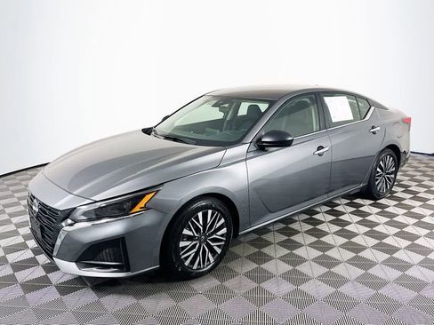 Used 2024 Nissan Altima 2.5 SV FWD image 4