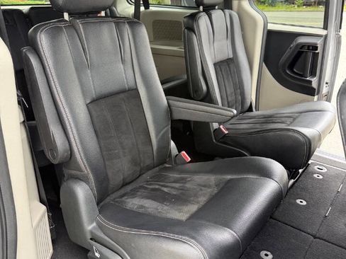Used 2018 Dodge Grand Caravan SXT FWD image 15