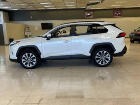 Used 2022 Toyota RAV4 XLE Premium FWD image 6