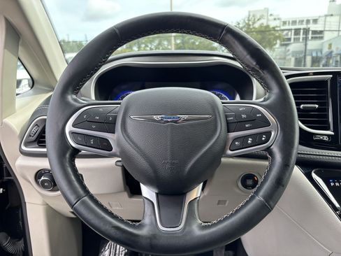 Used 2021 Chrysler Pacifica Touring-L FWD image 11