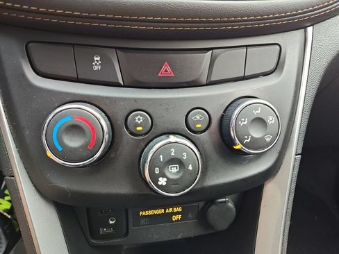 Used 2022 Chevrolet Trax LT w/ LT Convenience Package AWD/4WD image 23