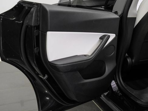 Used 2021 Tesla Model Y Long Range image 50