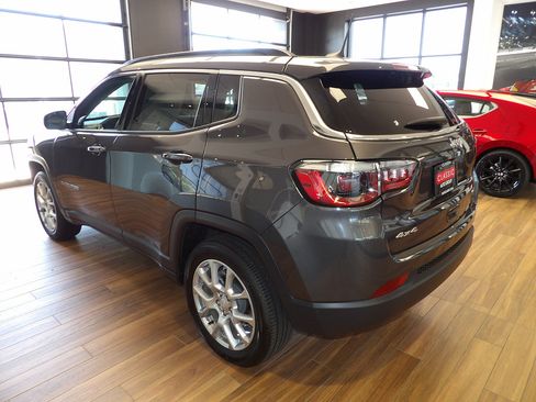 Used 2024 Jeep Compass Latitude AWD/4WD image 8