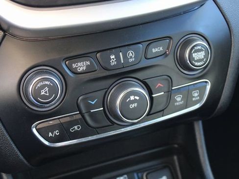 Used 2018 Jeep Cherokee Latitude Plus image 19