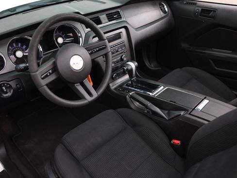 Used 2010 Ford Mustang Convertible RWD image 4