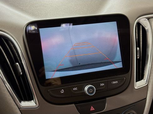 Used 2017 Chevrolet Malibu LT image 2