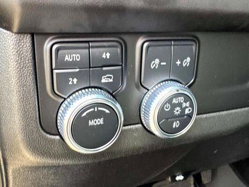 Used 2023 GMC Yukon SLT w/ SLT Luxury Package image 26