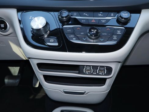 Used 2023 Chrysler Pacifica Touring-L FWD image 13