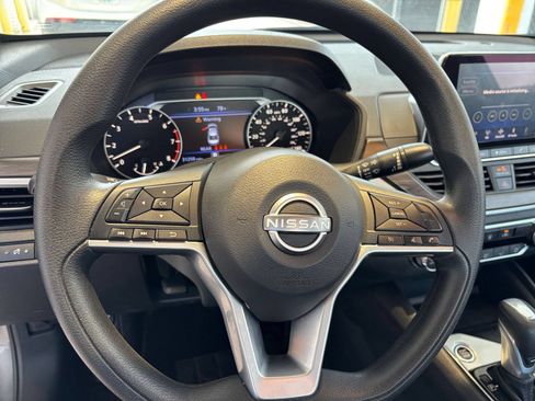 Used 2025 Nissan Altima 2.5 SV FWD image 28