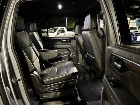 Used 2025 Chevrolet Suburban Premier AWD/4WD image 25