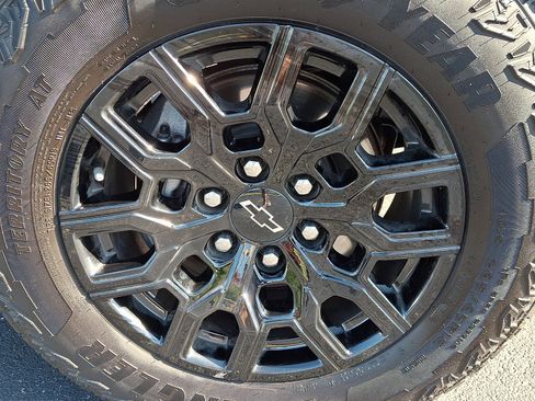 Used 2025 Chevrolet Colorado Trail Boss AWD/4WD image 8