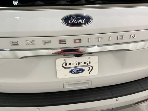 Used 2024 Ford Expedition Limited AWD/4WD image 5