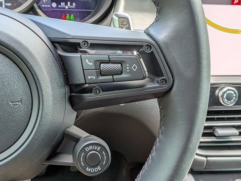 Certified 2026 Porsche Macan AWD/4WD image 9