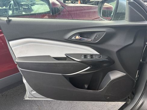 Used 2025 Chevrolet Trax LT w/ LT Convenience Package image 3