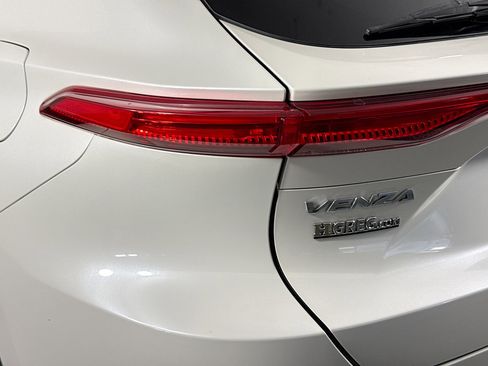 Used 2021 Toyota Venza LE AWD/4WD image 36