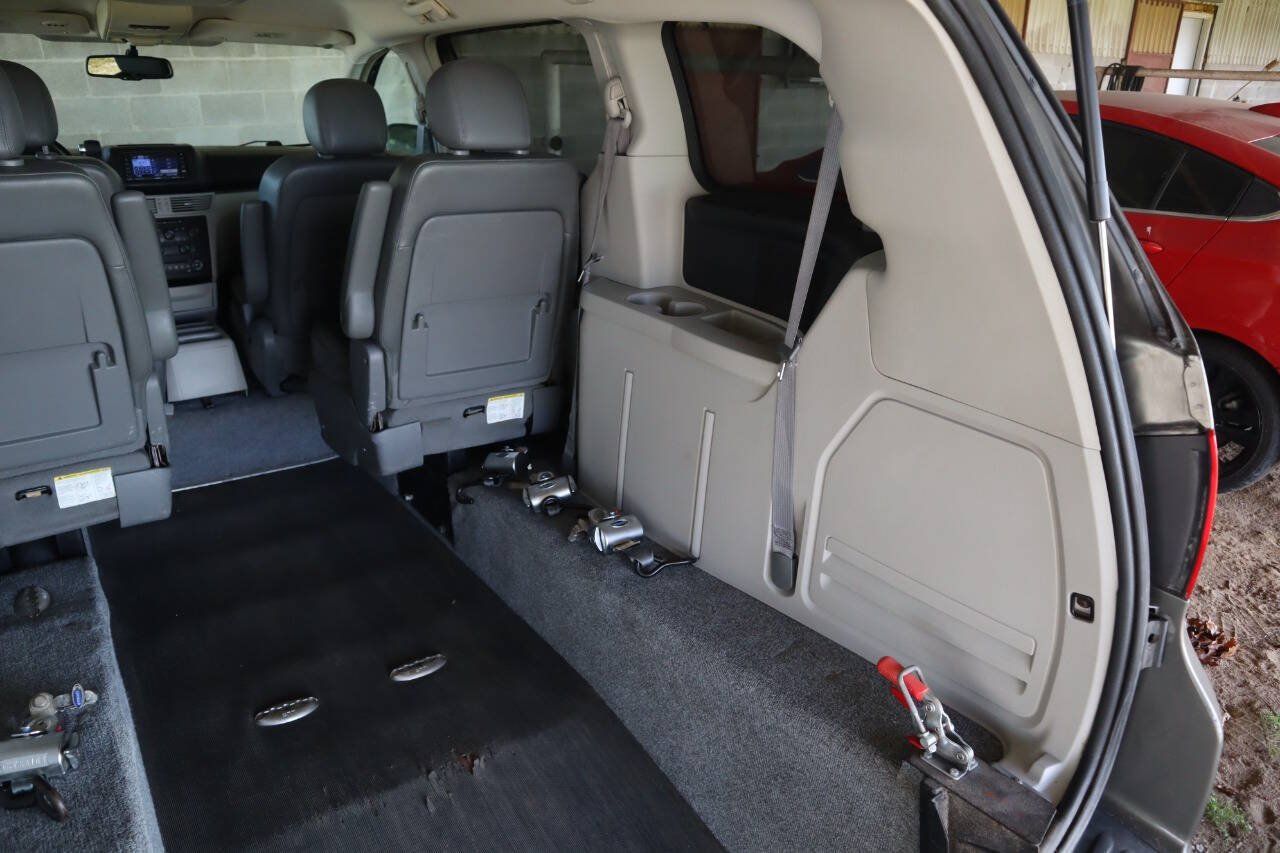Used 2010 Volkswagen Routan SE FWD image 21