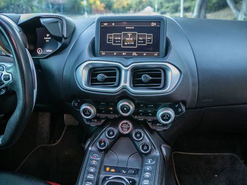 Used 2019 Aston Martin V8 Vantage Coupe image 18