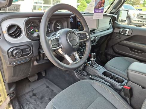 Used 2024 Jeep Wrangler Unlimited Sahara w/ Technology Group AWD/4WD image 12