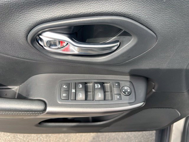 Used 2019 Jeep Cherokee Latitude w/ Cold Weather Group AWD/4WD image 19