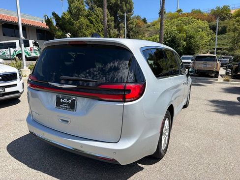 Used 2024 Chrysler Pacifica Touring-L FWD image 6