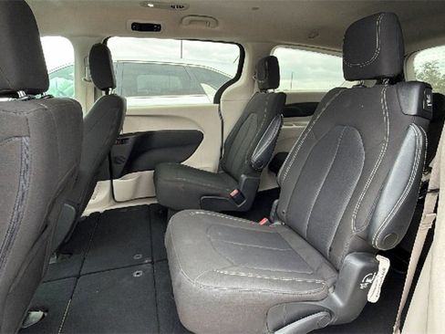 Used 2023 Chrysler Voyager LX image 10