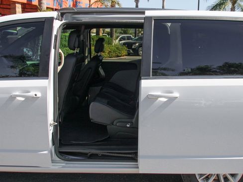 Used 2020 Dodge Grand Caravan SXT image 32