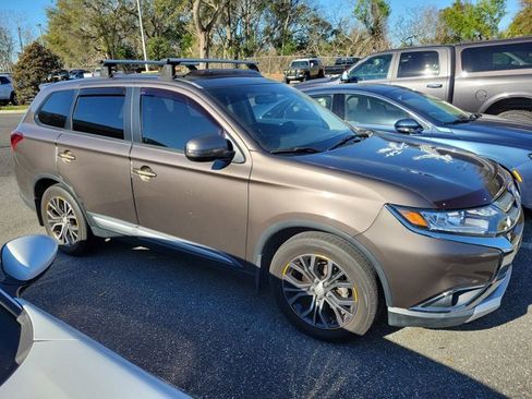 Used 2018 Mitsubishi Outlander SE image 3