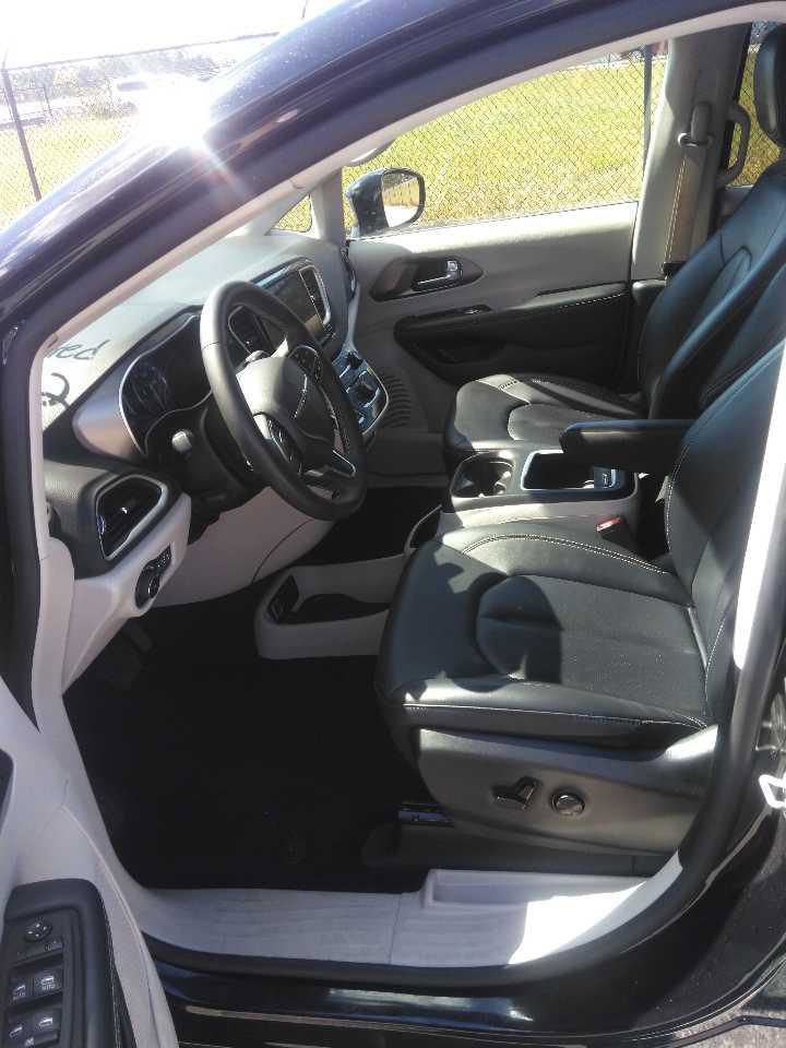 Used 2024 Chrysler Pacifica Touring-L FWD image 2