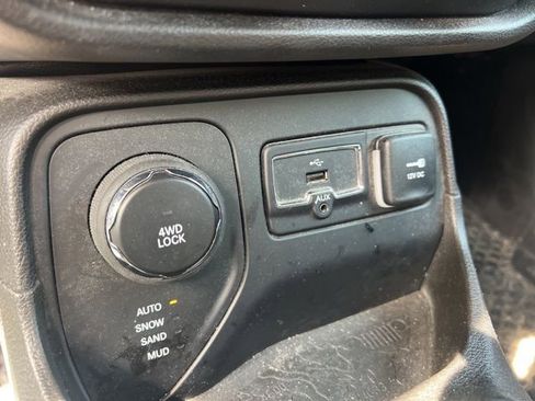 Used 2017 Jeep Renegade Latitude image 23