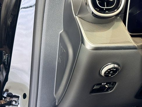 Used 2024 Mercedes-Benz GLC 300 4MATIC image 10