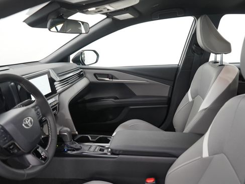 Used 2025 Toyota Camry SE image 16