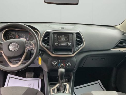 Used 2016 Jeep Cherokee Sport FWD image 12